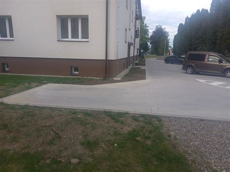 Upravená predzáhradka pri bytovom dome