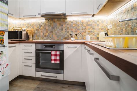 Mozaika ako obklad za kuchynskou linkou