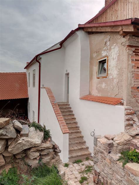 Detail historickej fasády s vápennou omietkou