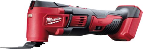 Detailný záber na akumulátorové multifunkčné náradie Milwaukee M18 BMT pri práci