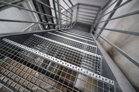 Oceľové schodisko v priemyselnom prostredí
