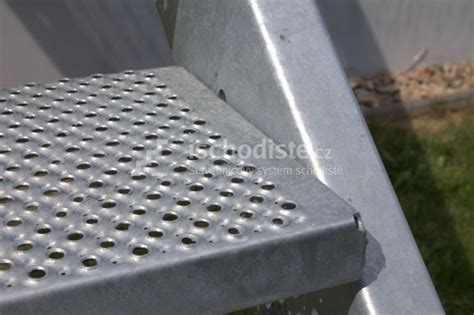 Detail oceľového pororoštu pre schodiskový stupeň