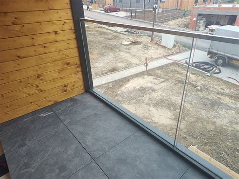 Detail montáže skla do U-profilu