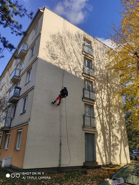 Dron aplikujúci impregnačný náter na výškovej budove