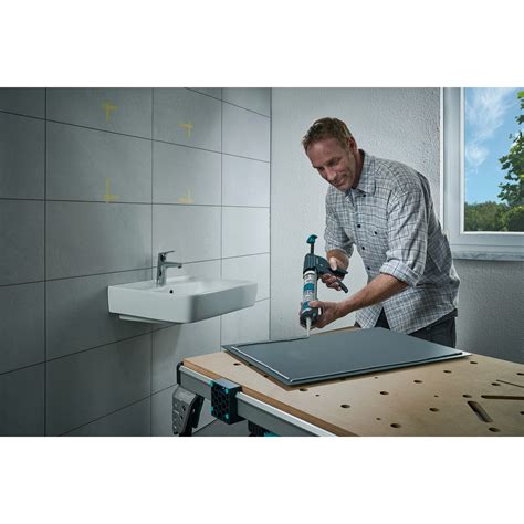 Profesionálna mechanická pištoľ na tmel Wolfcraft MG 600 Pro v akcii