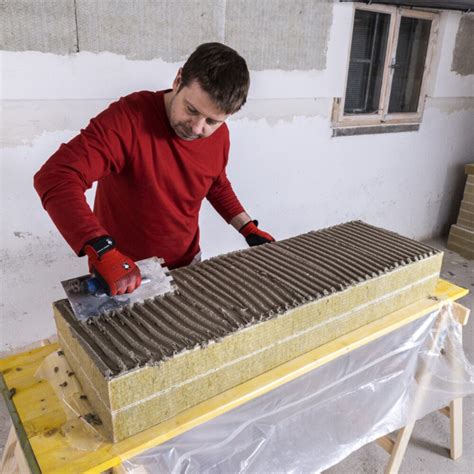 Nanášanie lepiacej malty na izolačnú dosku