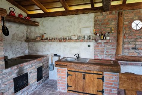 Interiér s kombináciou tehly a dreva