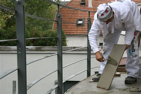 Aplikácia prvej vrstvy hydroizolačnej stierky na terasu