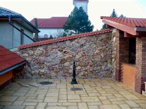 Kamenný suchý oporný múr