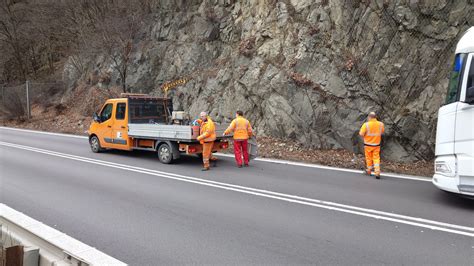 Cestári pracujúci na asfaltovaní vozovky