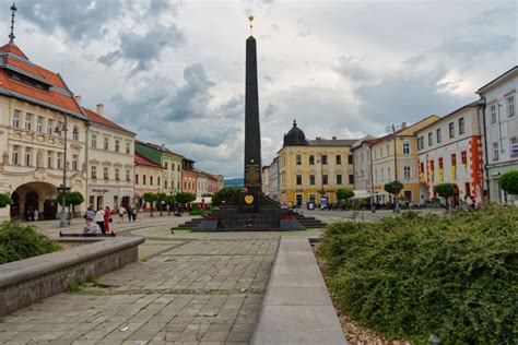 Pohľad na revitalizované Námestie SNP s novou dlažbou a zeleňou