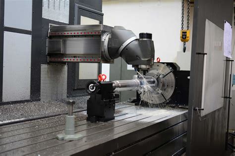 Porovnanie CNC a univerzálnej valcovej brúsky