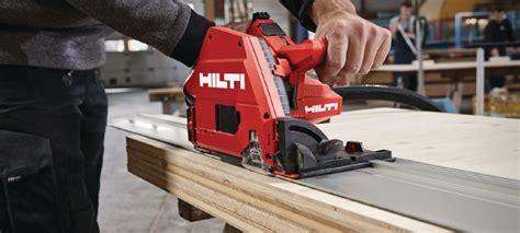 Hilti akumulátorová okružná píla SCW 22 pri rezaní dreva