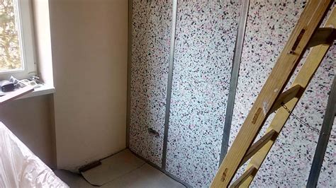 Izolácia potrubia a steny za radiátorom
