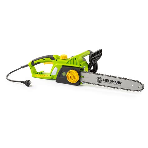 elektrická reťazová píla v akcii