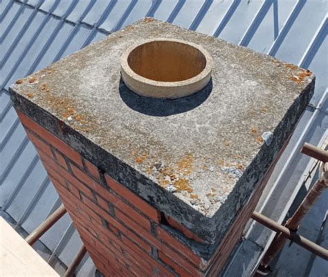 Detail starého komína pred rekonštrukciou