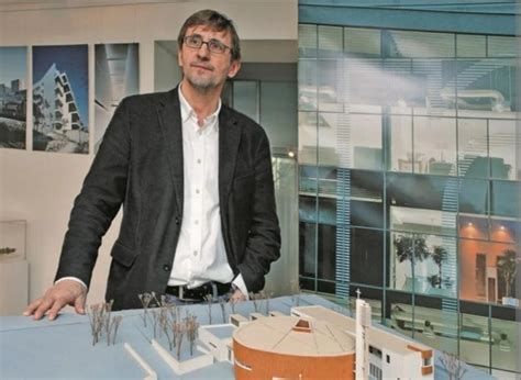 Architekt pri práci s plánmi rekonštrukcie
