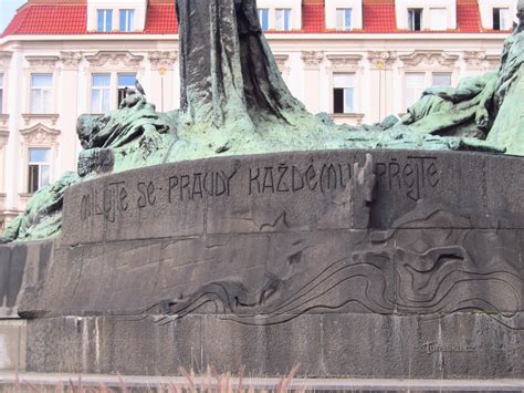 Detail zlátených nápisov na žulovom pomníku