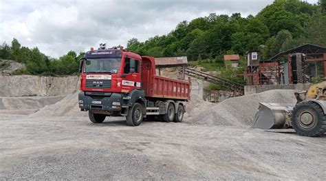 hromada štrku a piesku na stavenisku