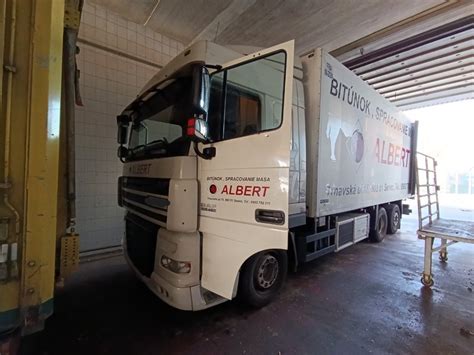nákladné auto prevážajúce sypký materiál