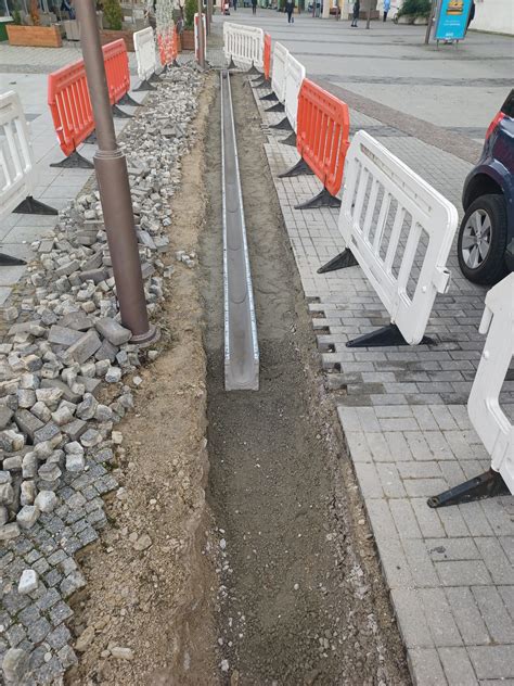 Inštalácia odtokového žľabu na parkovisku