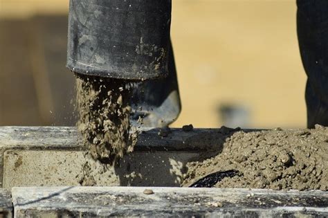 Liatie a zarovnávanie betónu základovej dosky