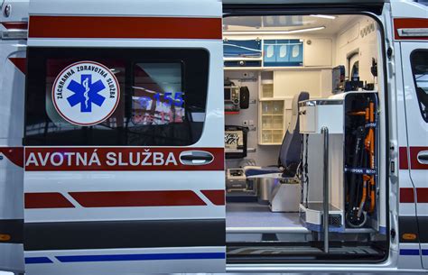 Zrážka sanitky a odťahového vozidla