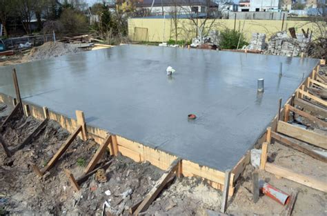 Debnenie základovej jamy pre prístrešok