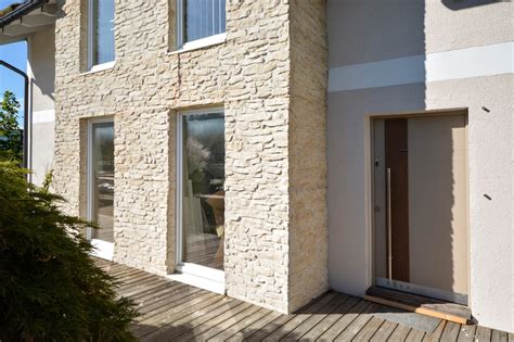 Exteriér rustikálneho domu s kamennou fasádou a drevenými prvkami