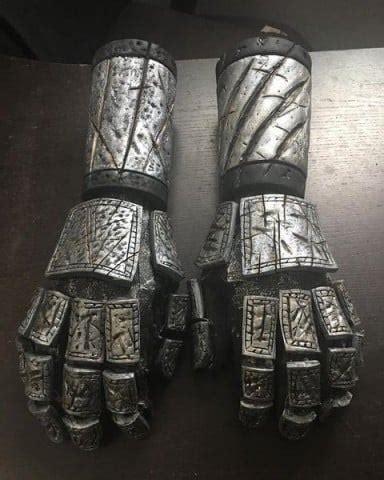 Thor s kladivom Mjölnir, opaskom Megingjörð a rukavicami Járngreipr