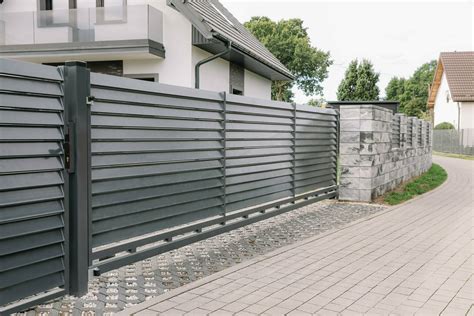 Estetika a funkčnosť kovaných posuvných brán