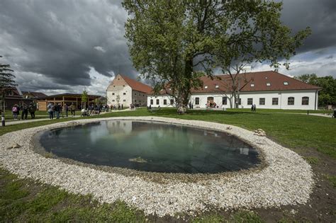 Kaštieľ v Čunove: pred premenou na ekocentrum a po jej dokončení