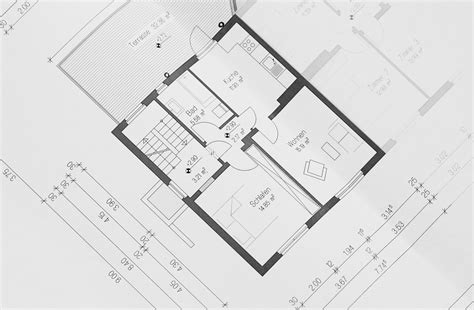 Architekt vysvetľuje plány rekonštrukcie domu klientom