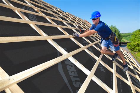 Schéma fungovania paropriepustnej fólie v strešnej konštrukcii