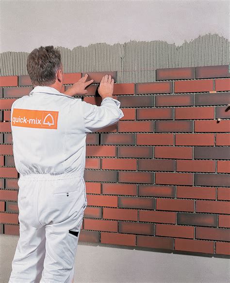 Proces škárovania obkladových pásikov