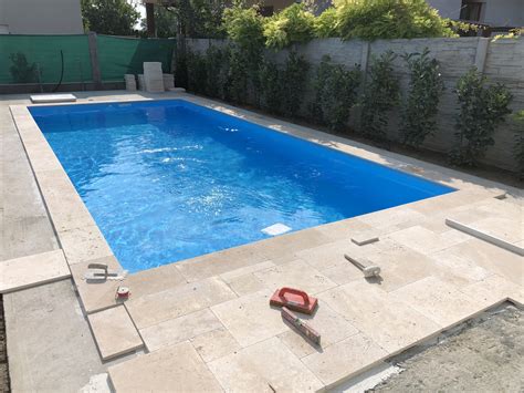 Rôzne typy prírodného kameňa vhodné ako dlažba okolo bazéna