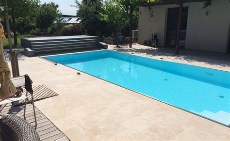 Ukážka rôznych dizajnov a farieb dlažby pre okolie bazéna