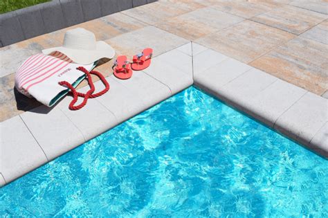 Porovnanie cien rôznych typov dlažby okolo bazéna