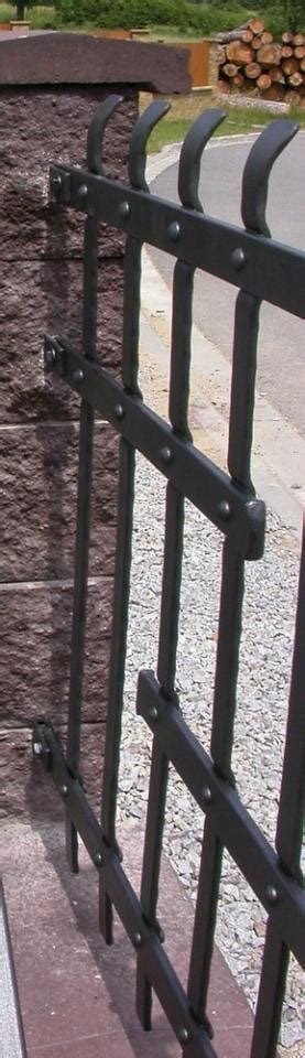 Detail tradičného kovaného plotu s ornamentmi