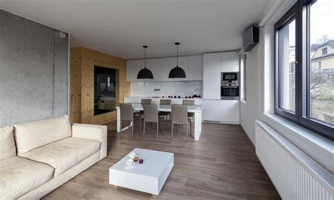 Ukážka moderného interiéru s priznanou stenou z pohľadového betónu