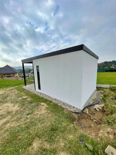 Moderný záhradný domček s omietkou