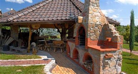 Proces murovania základov záhradného krbu