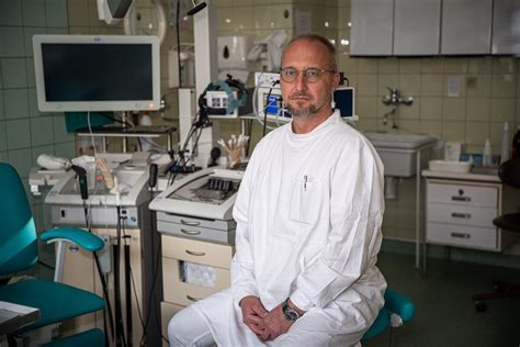 Lekár aplikuje dlahu na zranenú končatinu