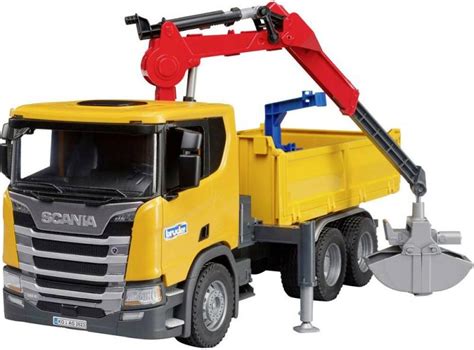 Nákladné auto KUZMA Stavebniny s mechanickým ramenom vykladajúce materiál na stavenisku