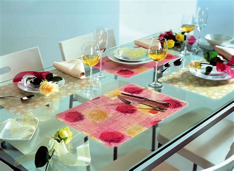 Fotografia kuchynského stola s PVC obrusom s ovocným motívom