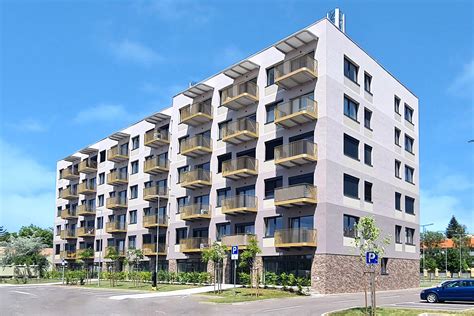 Pohľad na moderný bytový dom v Komárne