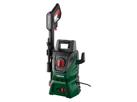 Vysokotlakový čistič pracujúci na stene