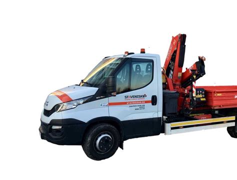 Dodávka stavebného materiálu s hydraulickou rukou