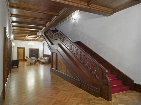 Detail interiéru Vily Stiassni s dobovým nábytkom