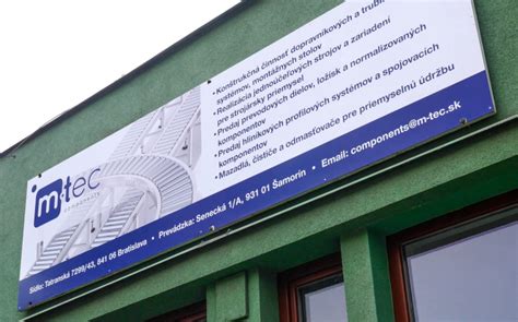 Tím profesionálnej montáže veľkoformátových reklamných tabúľ